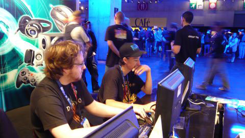 Des joueurs de WoW au stand Logitech WWI 2008