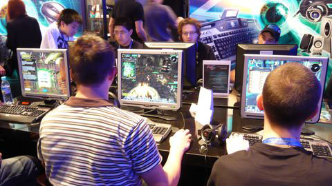 Des joueurs de WoW au stand Logitech WWI 2008